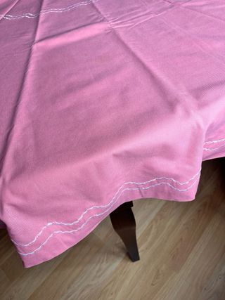 Mantel rosa y blanco