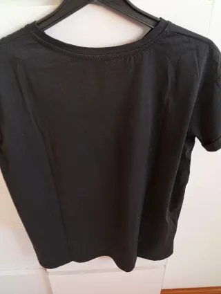 Camiseta Stradivarius negra con perlas Talla L