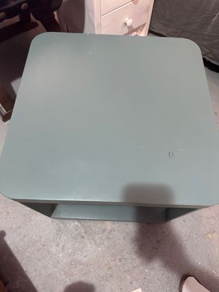 Mesa auxiliar gris con ruedas