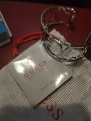 Pulsera Guess Corazones.