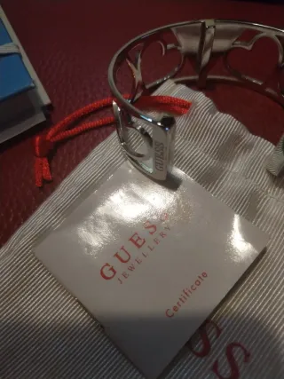 Pulsera Guess Corazones.