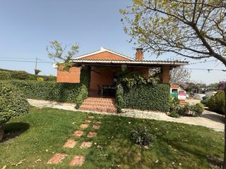 Casa independiente con amplia parcela.
