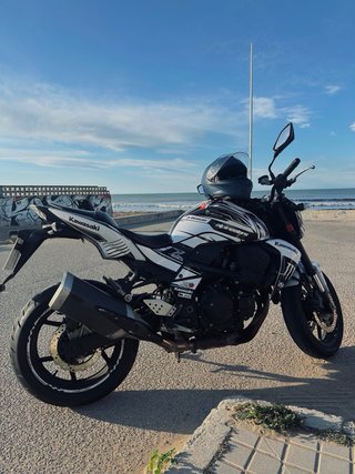 Kawasaki Z750 Naked Moto Negra y Blanca