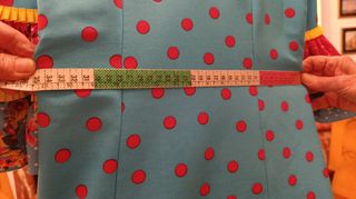 Traje de flamenca azul con lunares rosas