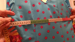 Traje de flamenca azul con lunares rosas