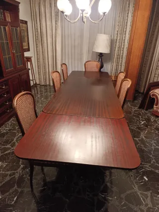 Librería, mesa y 6 sillas comedor madera
