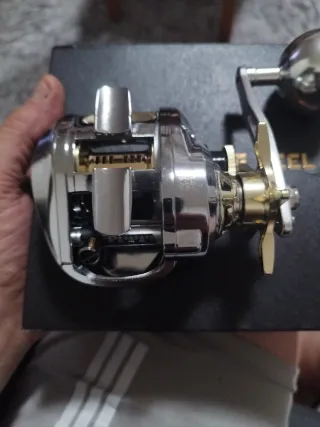 Carrete de pesca plateado y dorado
