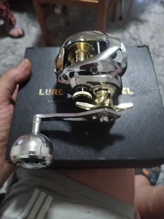 Carrete de pesca plateado y dorado