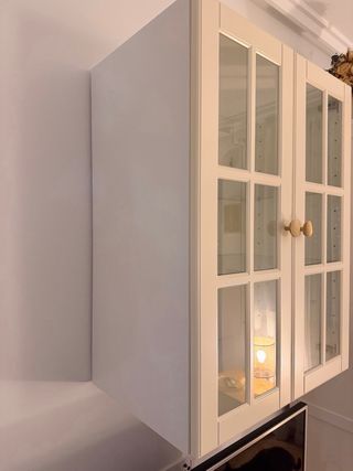Mueble de pared blanco Ikea con puertas de cristal