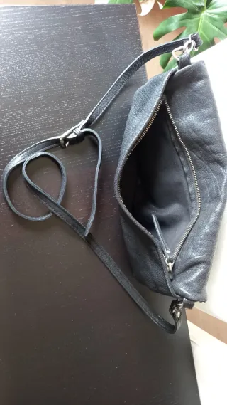 Preioso bolso de piel de Hakei.