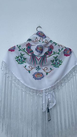 Mantón blanco bordado flores