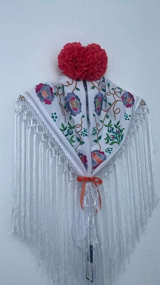 Mantón blanco bordado flores