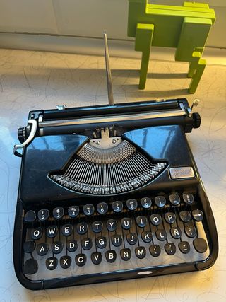 Máquina de escribir GROMA antigua portátil
