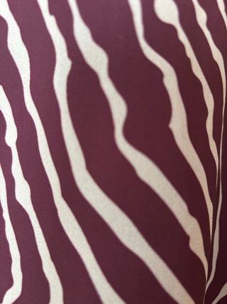 Blusa granate y crudo con estampado cebra