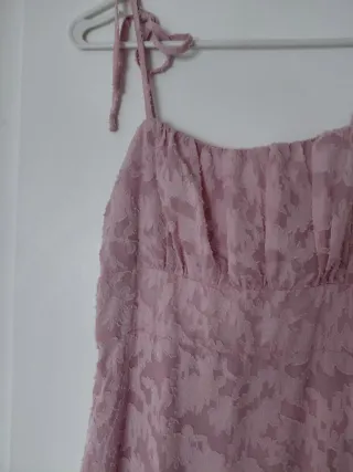 Vestido rosa con tirantes.Anillos de regalo