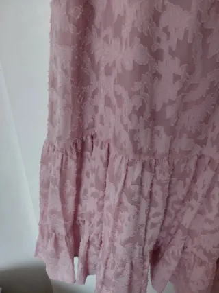 Vestido rosa con tirantes.Anillos de regalo