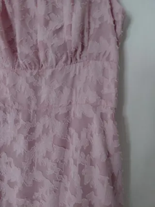 Vestido rosa con tirantes.Anillos de regalo