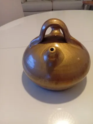 Botijo de barro dorado