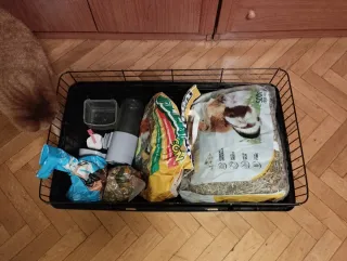 Jaula conejo, comida, heno, bebedero, cama..