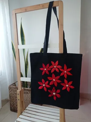 Bolso negro bordado flores rojas
