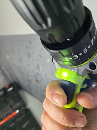 Taladro Atornillador 28V +2 Baterías y Accesorios