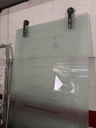 Se regala: Puerta corredera de cristal esmerilado