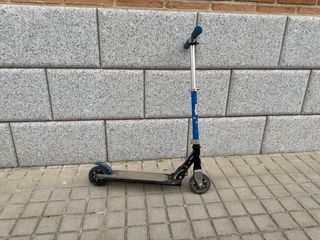 Patinete infantil azul y negro