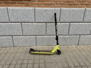 Patinete amarillo