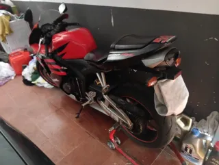 Honda CBR 600 RR Roja y Negra