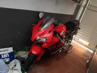 Honda CBR 600 RR Roja y Negra