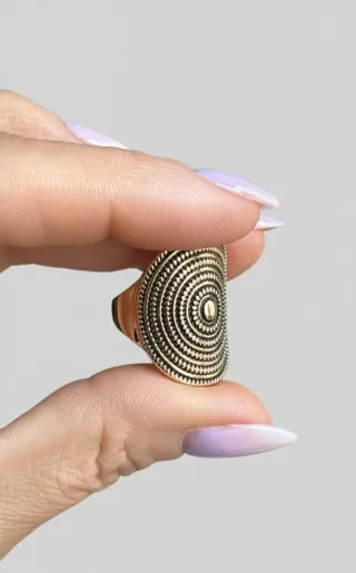Anello dorato con design a cerchi concentrici