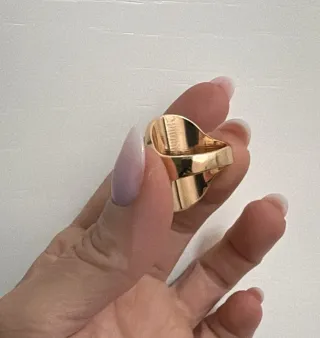 Anello dorato con design a cerchi concentrici