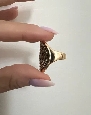 Anello dorato con design a cerchi concentrici