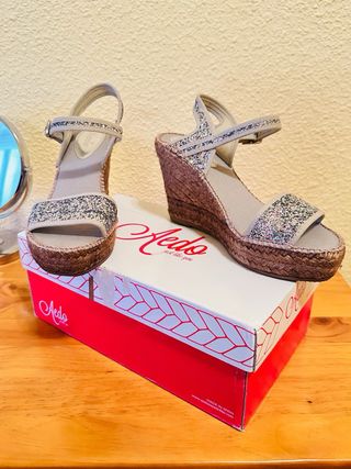 Sandalias cuña Aedo brillo plata T37