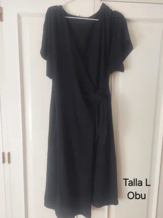 Varios vestidos. 8 euros cada uno.