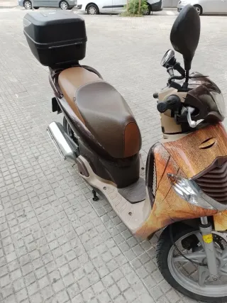 Moto Scooter Marrón