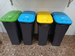 Set di quattro bidoni per differenziata (4 pz)