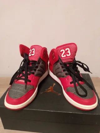 Zapatillas Jordan Rojas y Grises