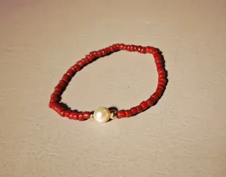 Pulsera de cuentas rojas coral con perla
