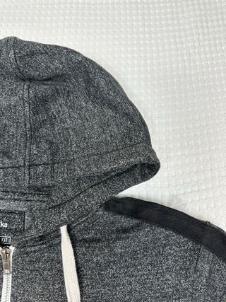 Sudadera Bershka gris con cremallera