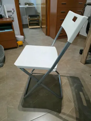 Silla plegable blanca y plateada