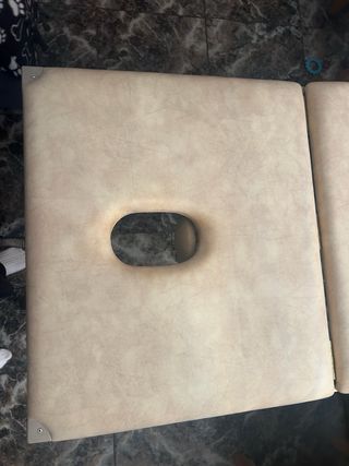 Cama de masaje, estetica o tatuaje. De piel