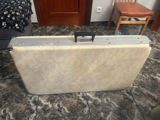 Cama de masaje, estetica o tatuaje. De piel