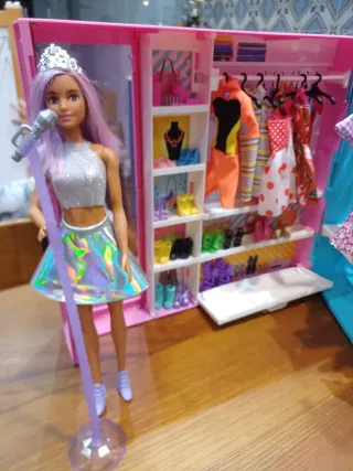 Maletín Armario Barbie con 2 Barbies y Ropa