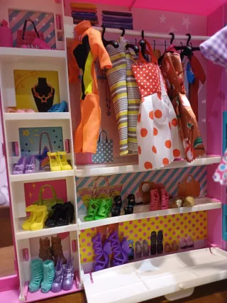Maletín Armario Barbie con 2 Barbies y Ropa