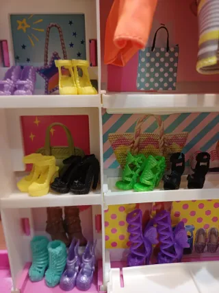 Maletín Armario Barbie con 2 Barbies y Ropa