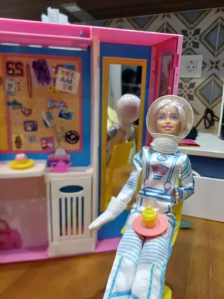 Maletín Armario Barbie con 2 Barbies y Ropa