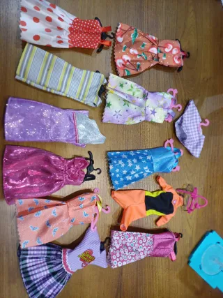Maletín Armario Barbie con 2 Barbies y Ropa