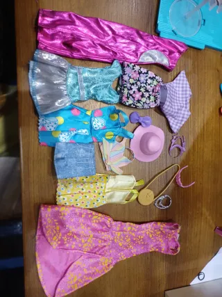 Maletín Armario Barbie con 2 Barbies y Ropa
