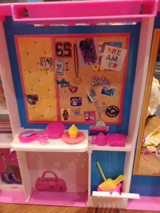 Maletín Armario Barbie con 2 Barbies y Ropa